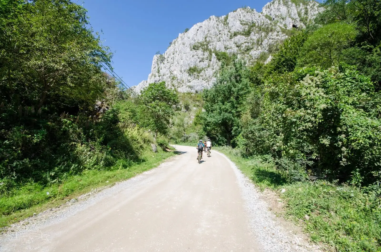  Intrarea in Cheile Intregalde - Amazing Romania