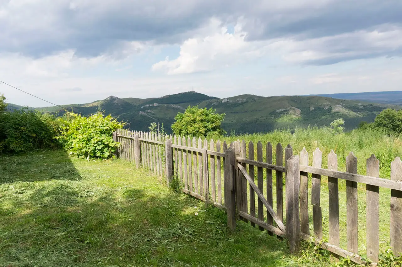  Vedere spre Pietrele Ciobanului și cetatea de la Lita - Banda Rosie