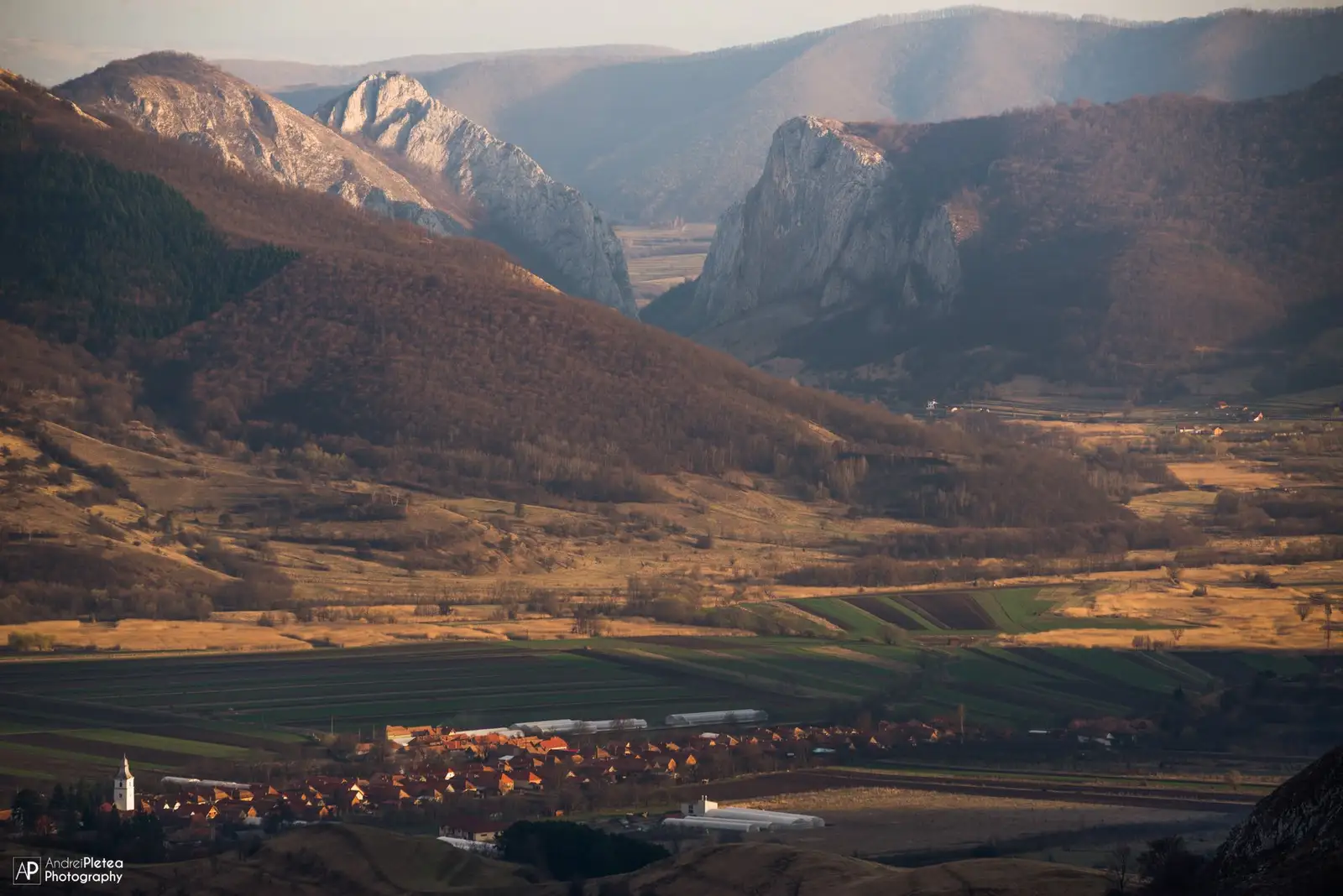  Satul Colțești și Cheile Vălișoarei văzute de pe Vârful Ardașcheia - Pletea Andrei