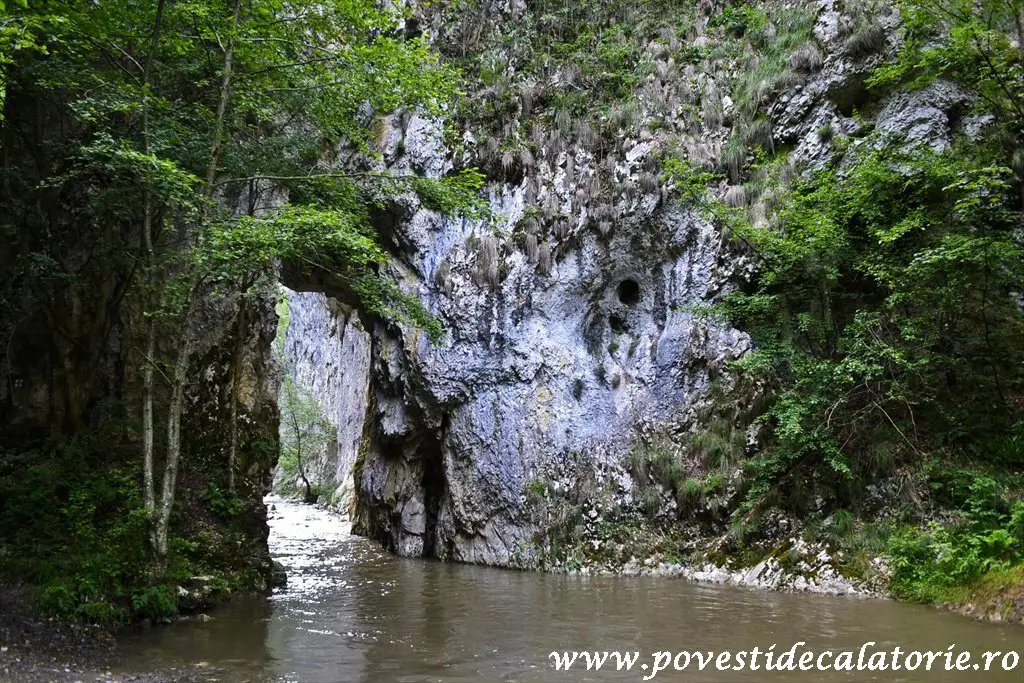  Portalul din Cheile Rametului - Povesti de calatorie