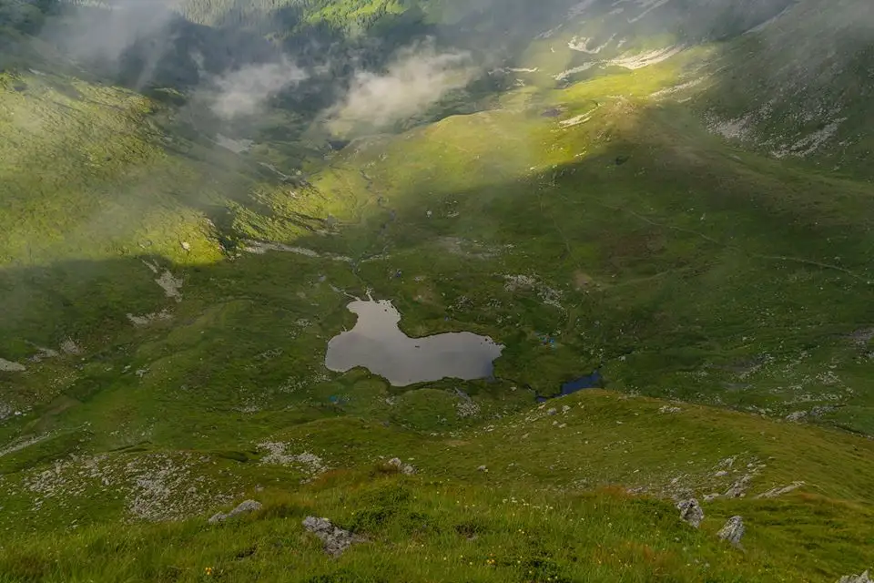  Lacul Lala Mica, vazut de pe Ineu - Andrei Pahomi - CalatoriileLuiAndrei