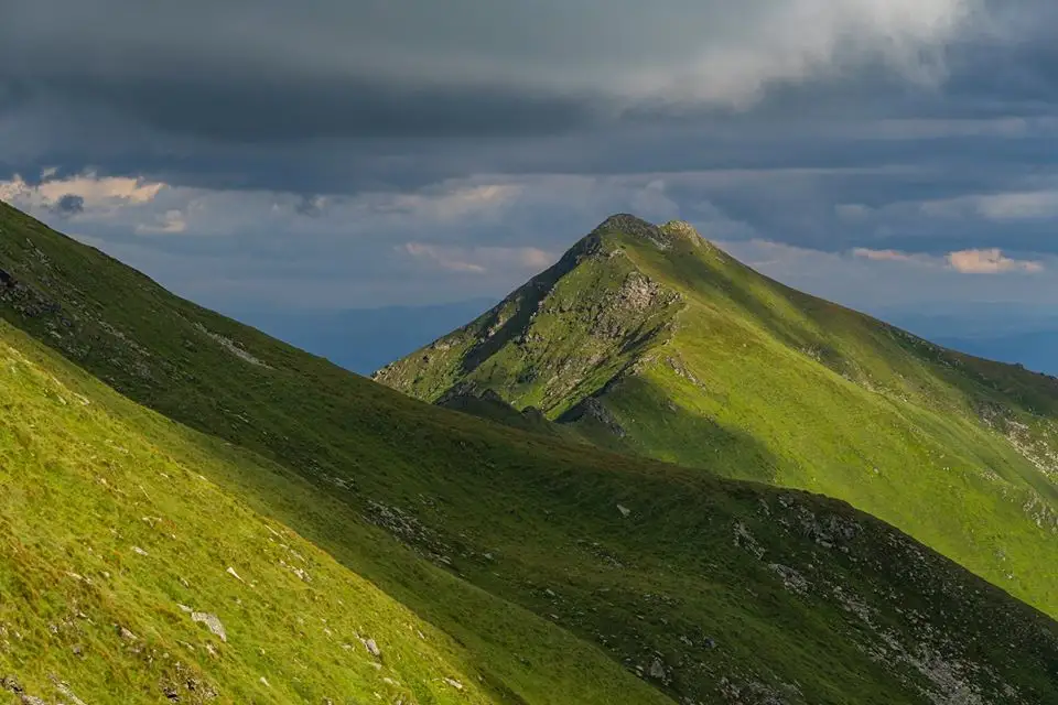  Varful Rosu, vazut din Saua Ineutului - Andrei Pahomi - CalatoriileLuiAndrei
