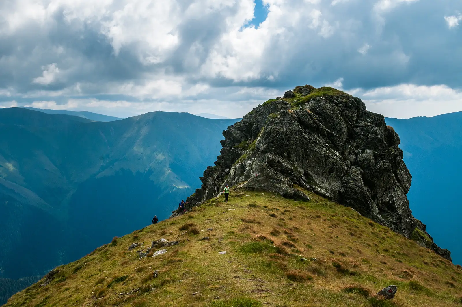 La finalul zone stâncoase vedem unde am fi ajuns dacă nu am fi urmat marcajul. O săritoare de peste zece metrii care ne-ar fi pus probleme la revenirea pe marcaj.