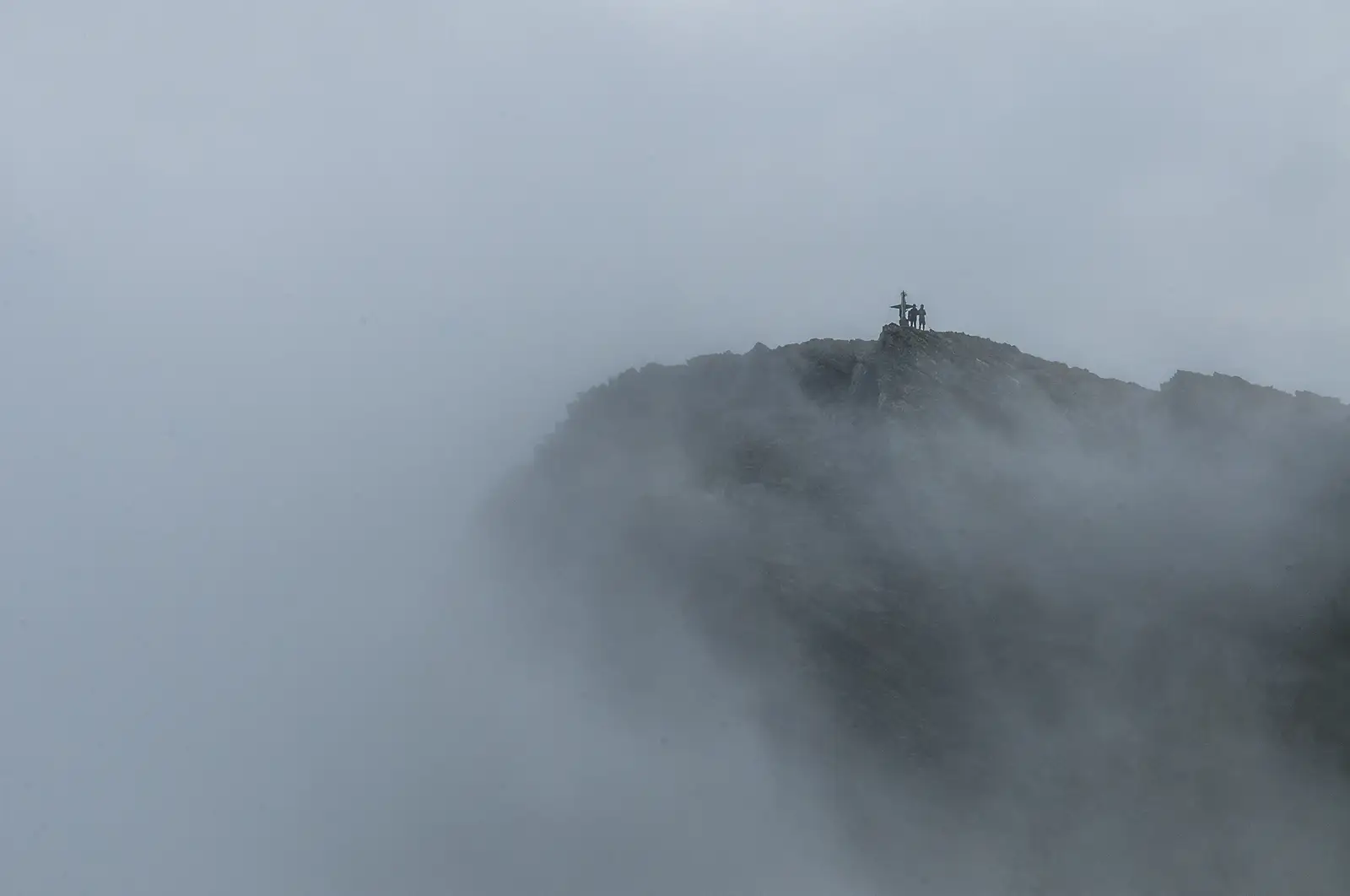 Spre est Vârful Lespezi își arată creștetul pentru câteva secunde.