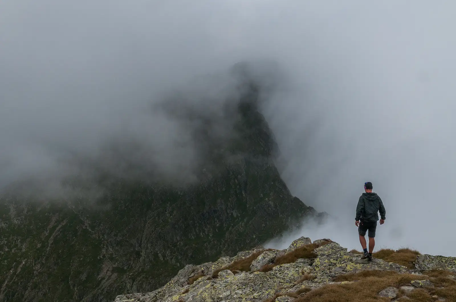  Spre vest vedem puțin din Vârful dintre Strungi sau Vârful Dracului 