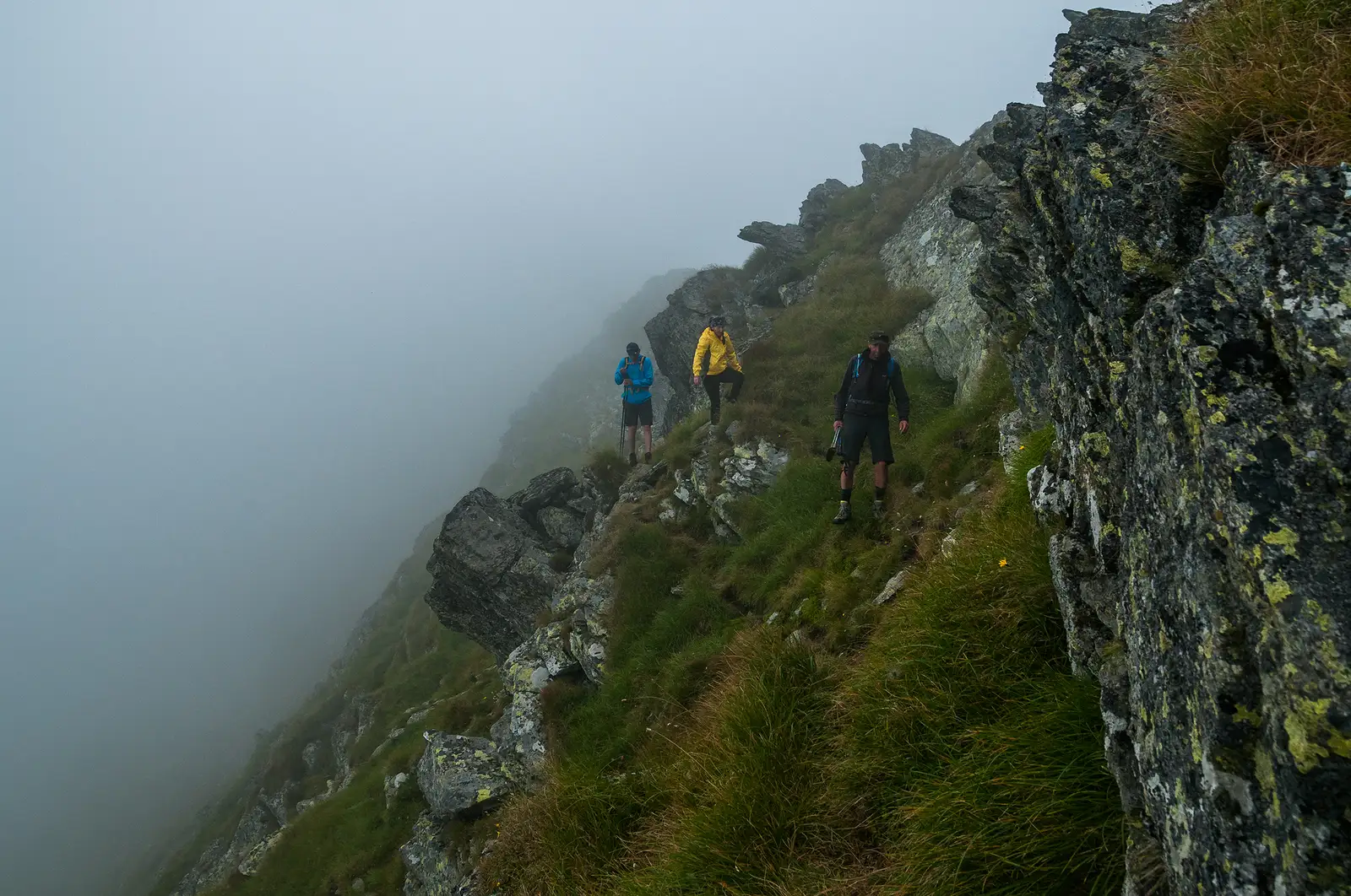  Spre dreapta hornuri abrupte se lasă până spre talvegul Căldării Berbecilor.