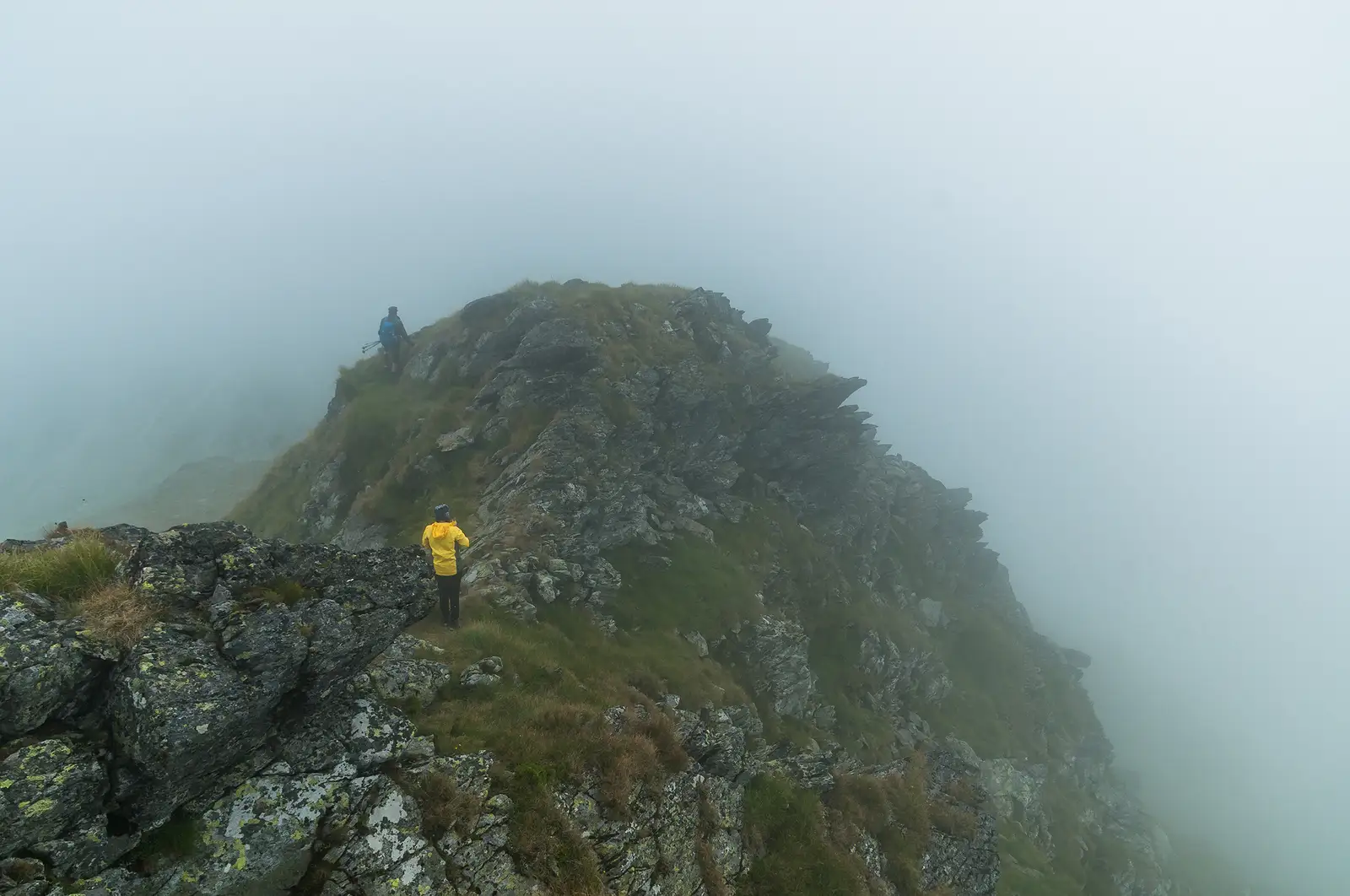 Toată această creastă este accidentată dar nu pune probleme tehnice.