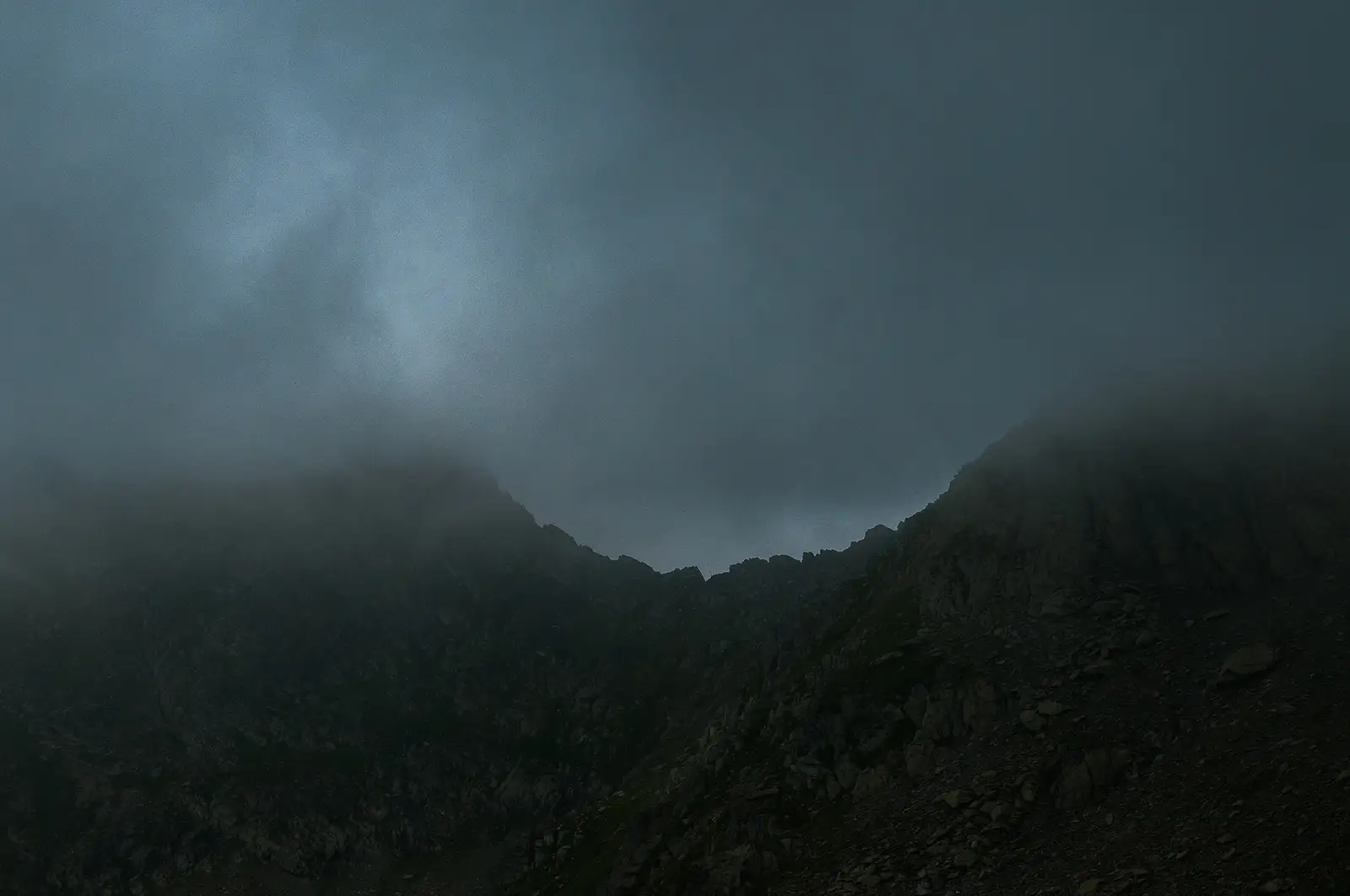  În urmă spre dreapta vedem sub ceață Strunga Doamnei.