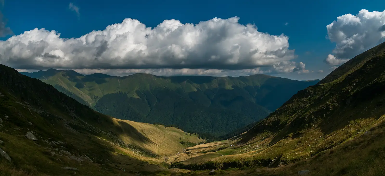  În față avem panorama Piscului Negru și a vârfurilor învecinate.