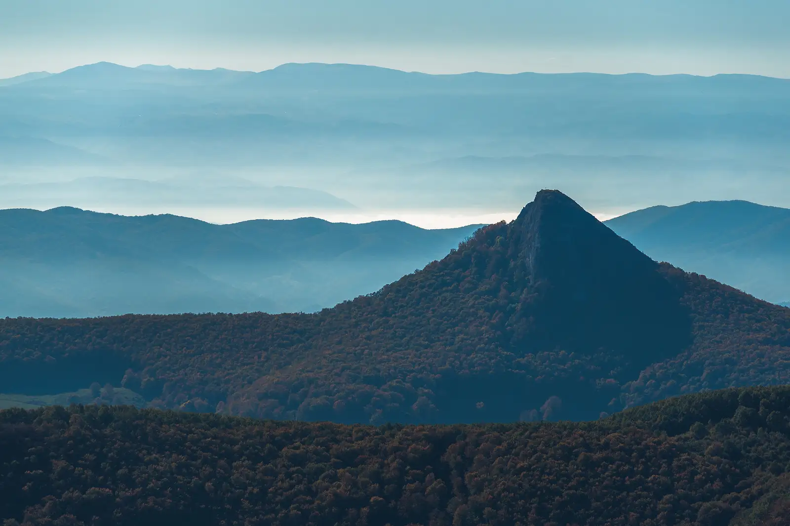  Piatra Craivii văzută de pe Piatra Cetii, dinspre nord - Daniel Morar