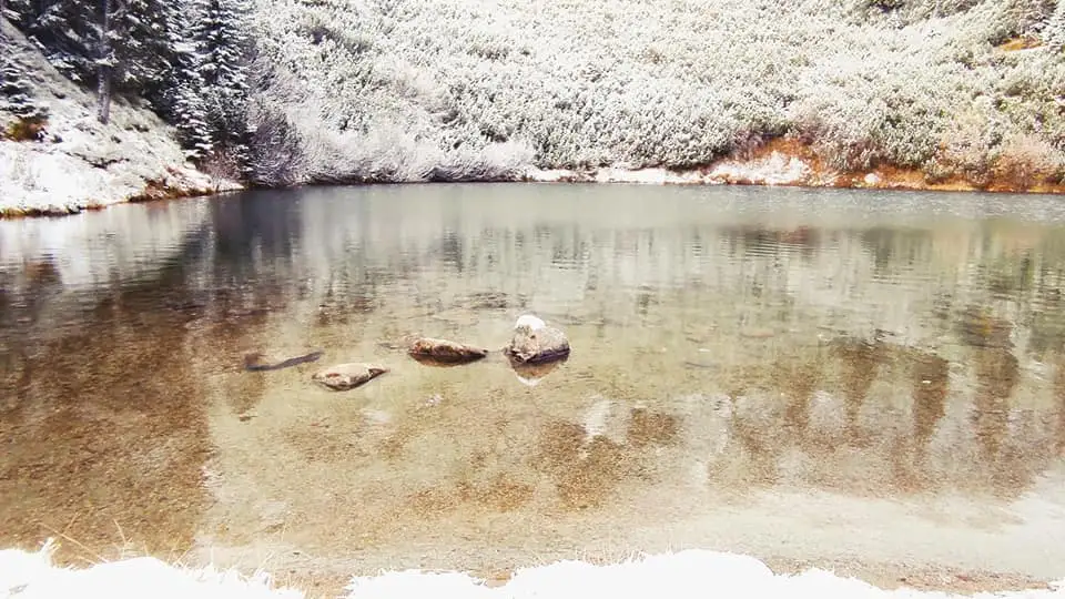  Luciul apei Iezerul Șureanu în simbioza cu iarna - Szabolcs Szikszay‎