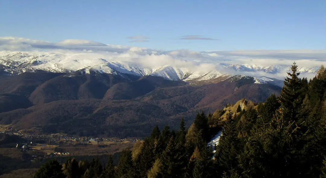  Muntii Grohotisului si statiunea Cheia, de pe culmea Gropsoarelor - foto Robert Popa