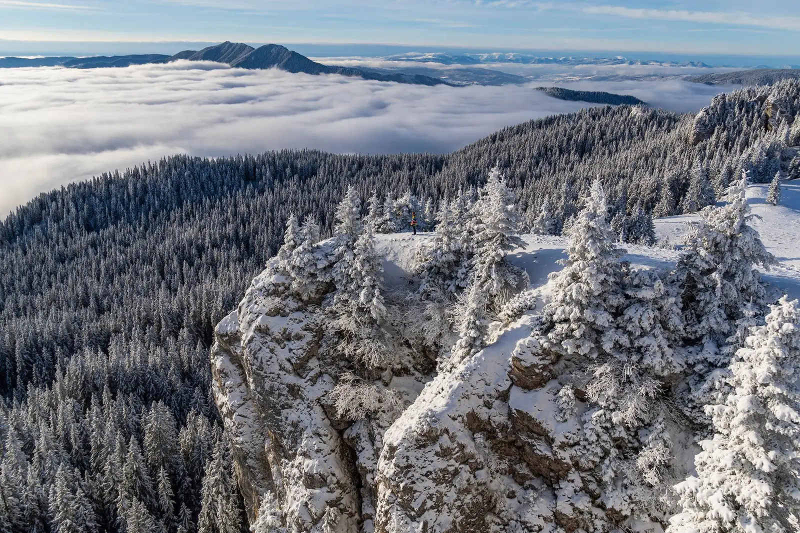  În zona abruptului sudic al Vârfului Rarău - Andrei Pahomi