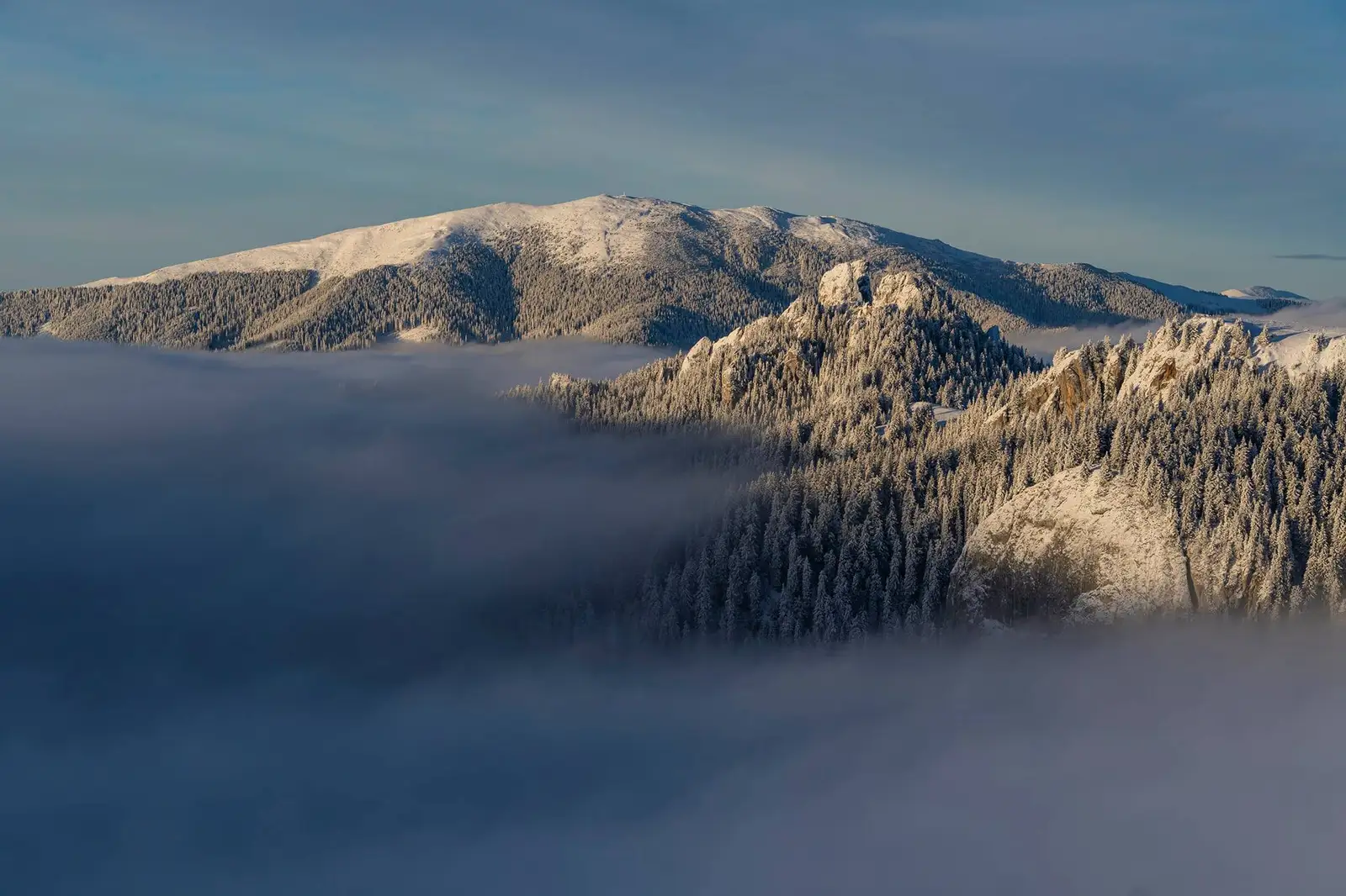 Vedere spre Piatra Zimbrului, Pietrele Doamnei și Giumalău - Andrei Pahomi