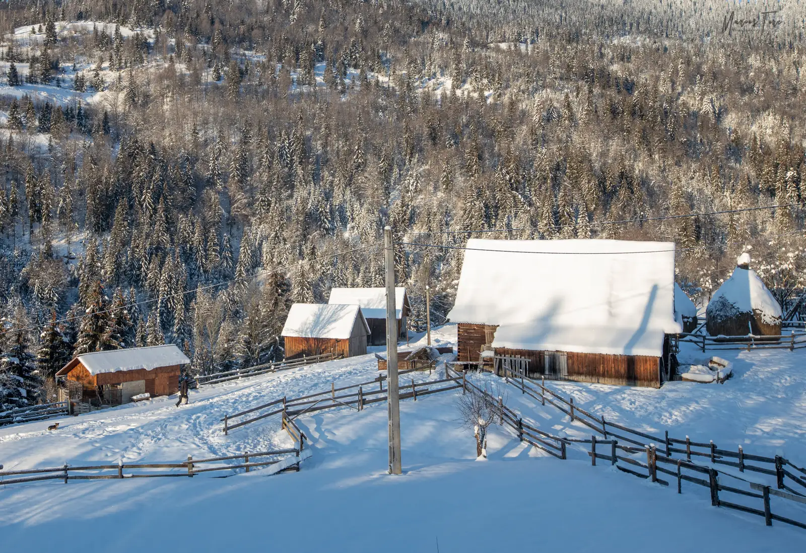  Dupa un urcus ajungem la primele gospodarii - Marius Turc