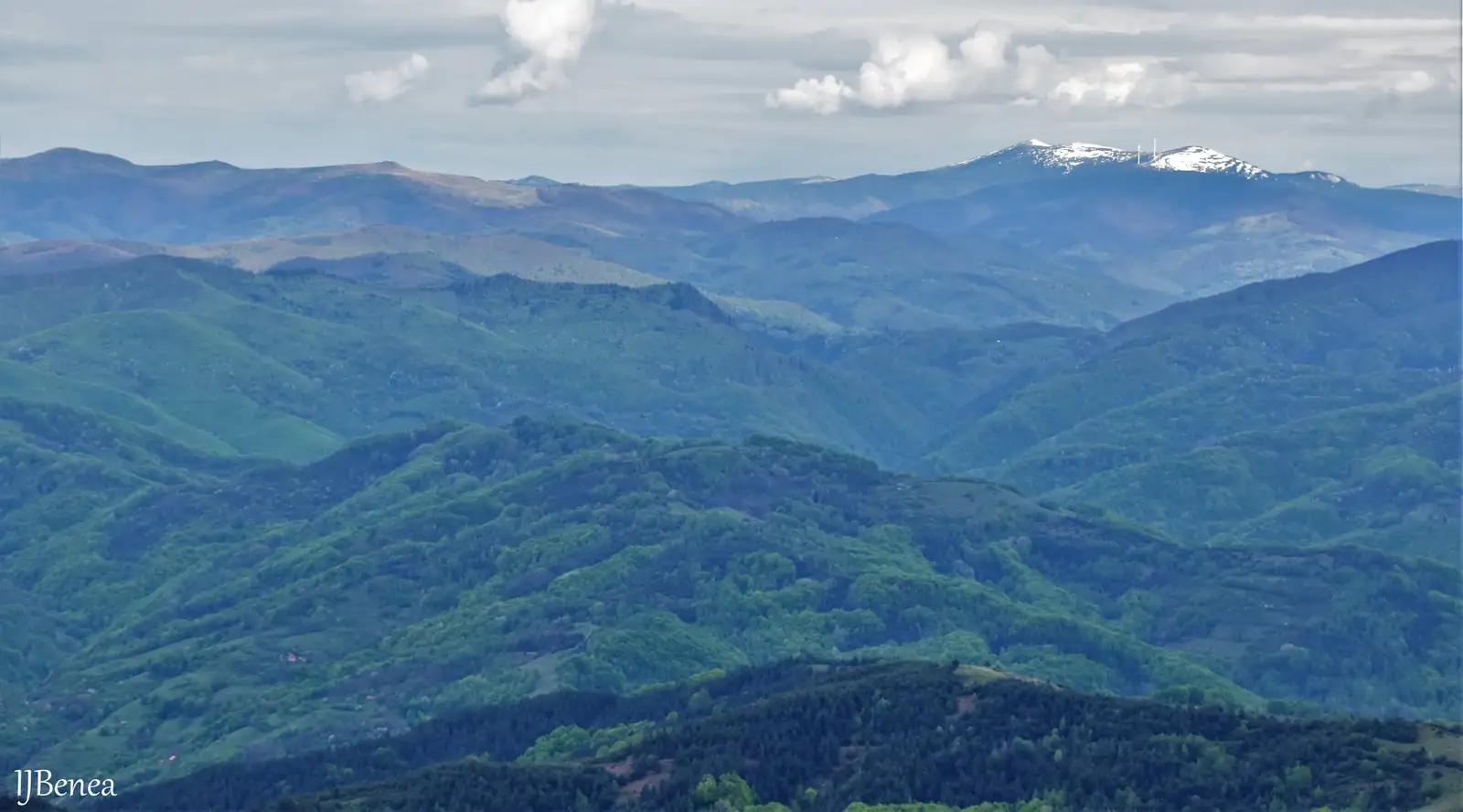  Muntele Găina, în partea dreaptă Muntele Bihor - Ioan Benea Jurca