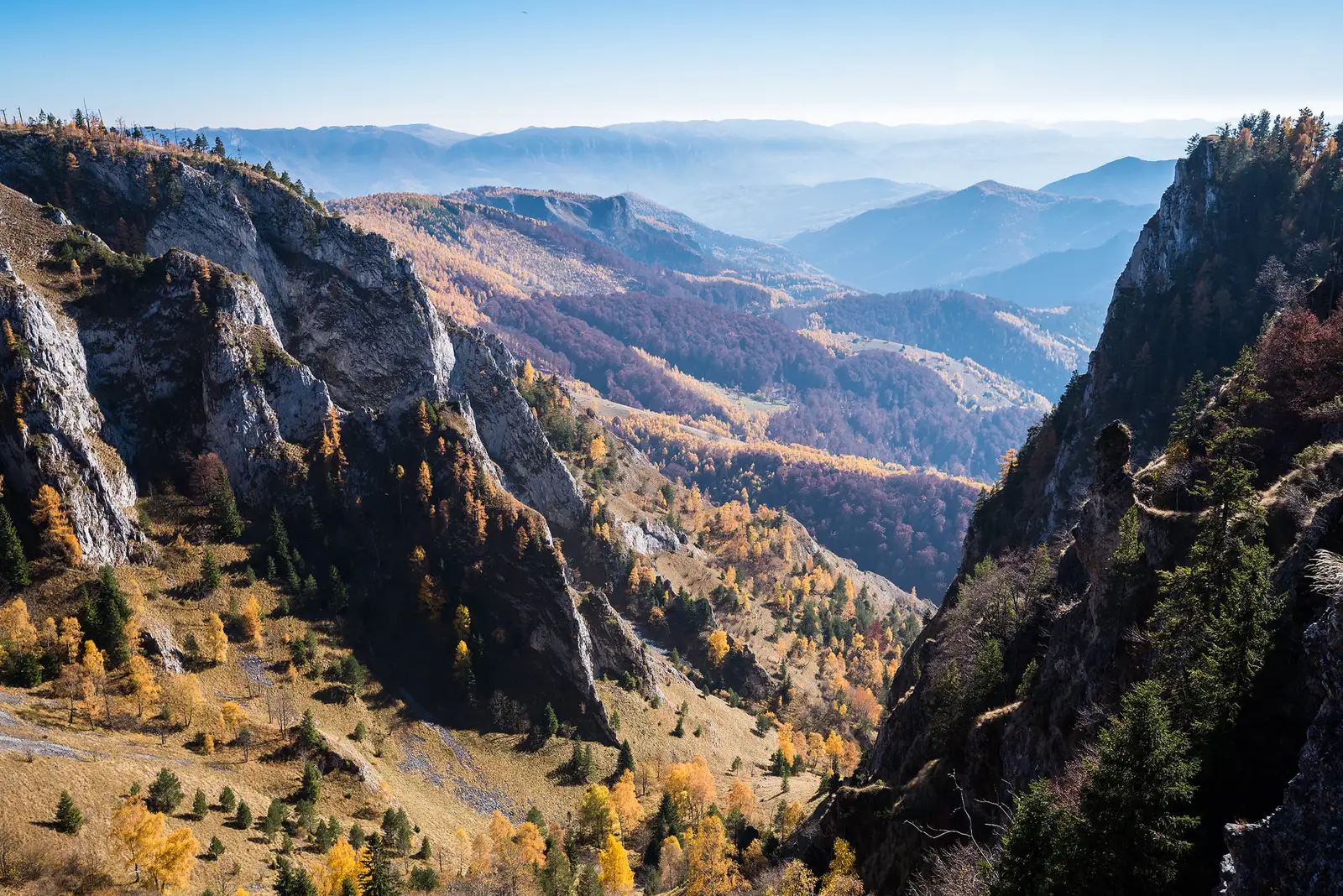 Abruptul Scariței și priveliștea spre Poșaga - Daniel Morar