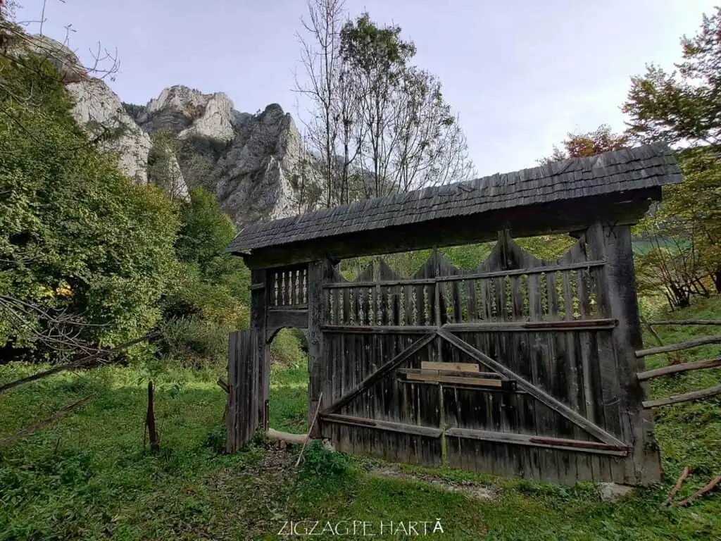 Poarta de lemn - Zig Zag pe Harta