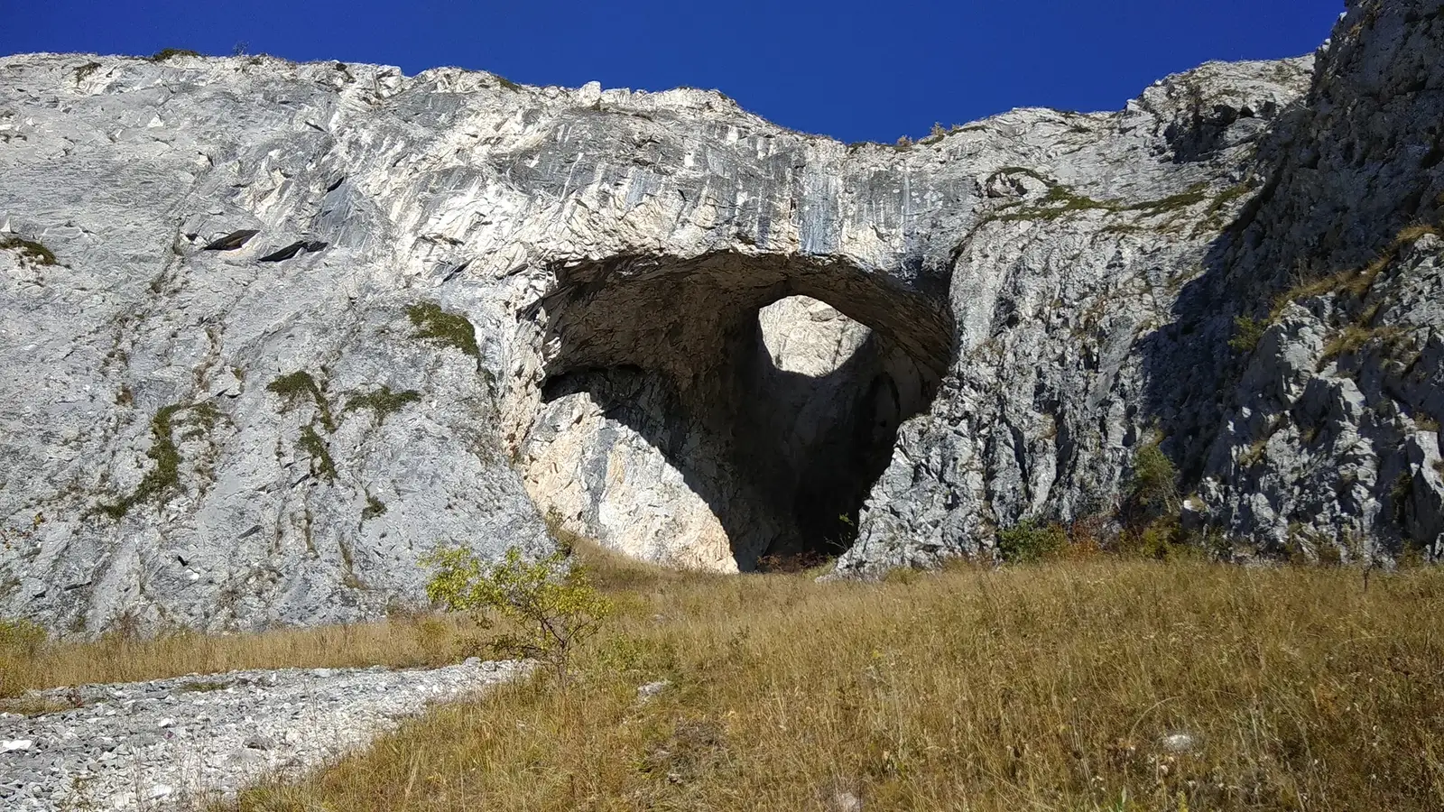 Urcarea la grota Coșul Boului - Manu Munțomanu