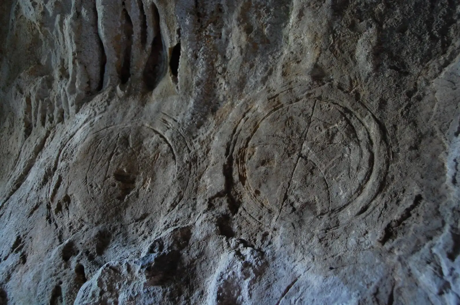  Peştera Cizmei, desene rupestre - Monica Dușan