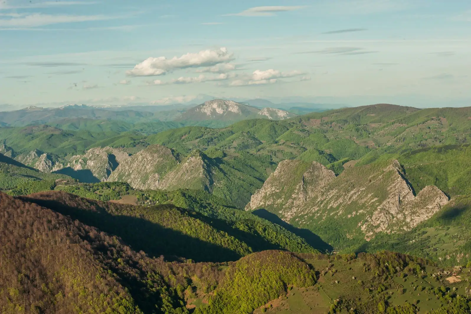 Geanturile Cernei în plan central, Piatra Cloșanilor în fundal - Lumea de Sus