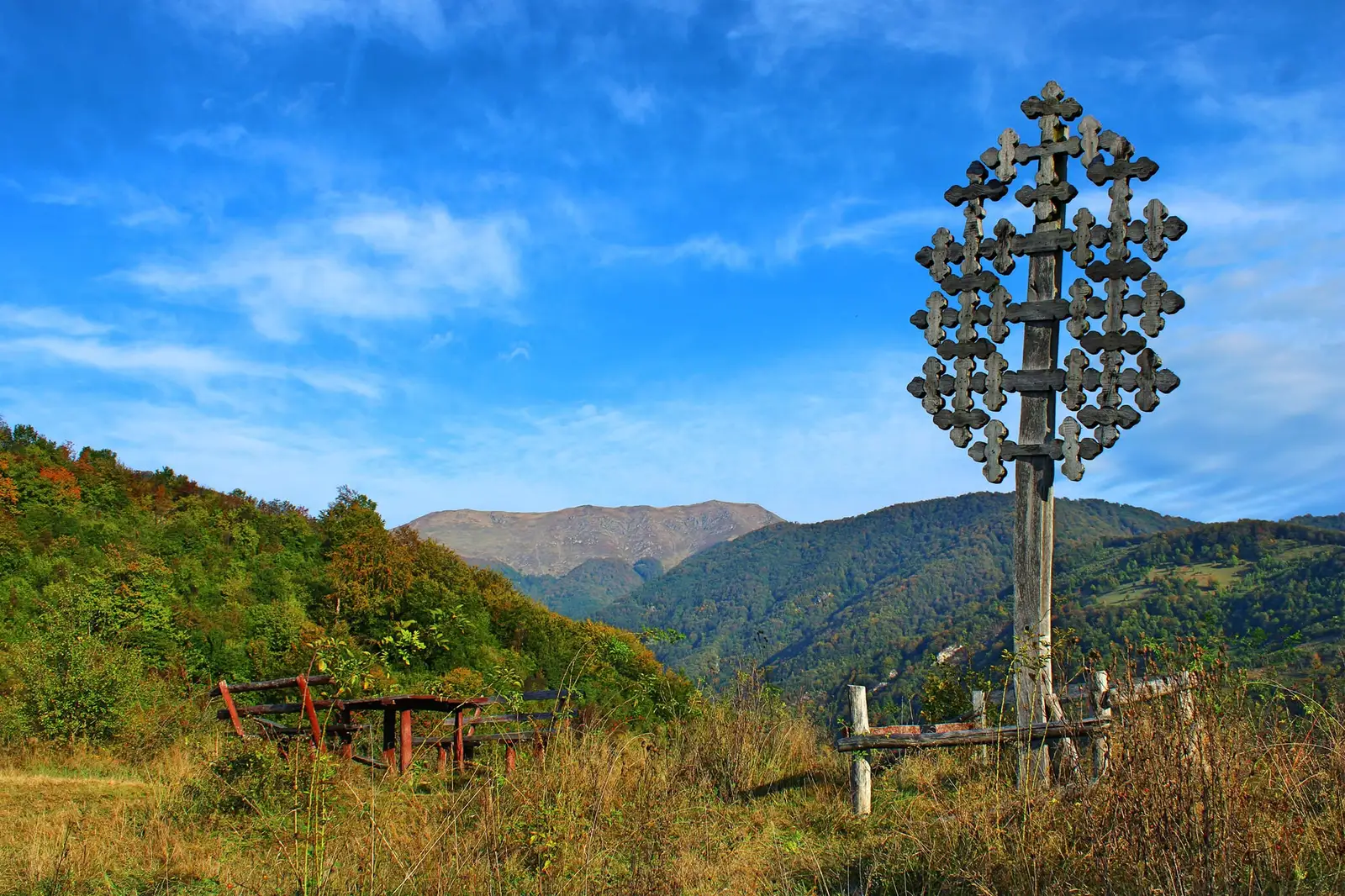 Troița de la capatul scarilor Inelet toamna - Sima Constantin