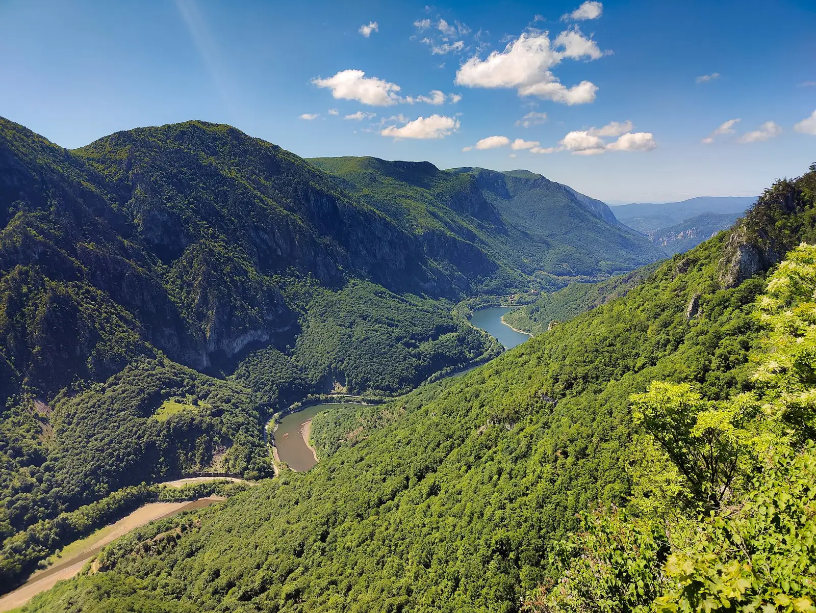 Valea Cernei șerpuind la izvoare - Alexandru Daian
