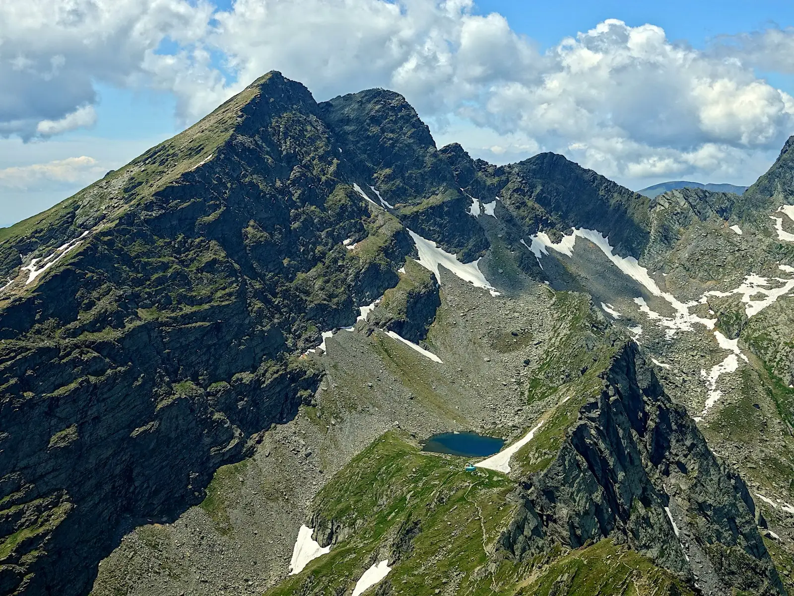  Vf. Lespezi si vf. Cornul Călțunulu, deasupra Lacului Călțun - Marius Munteanu