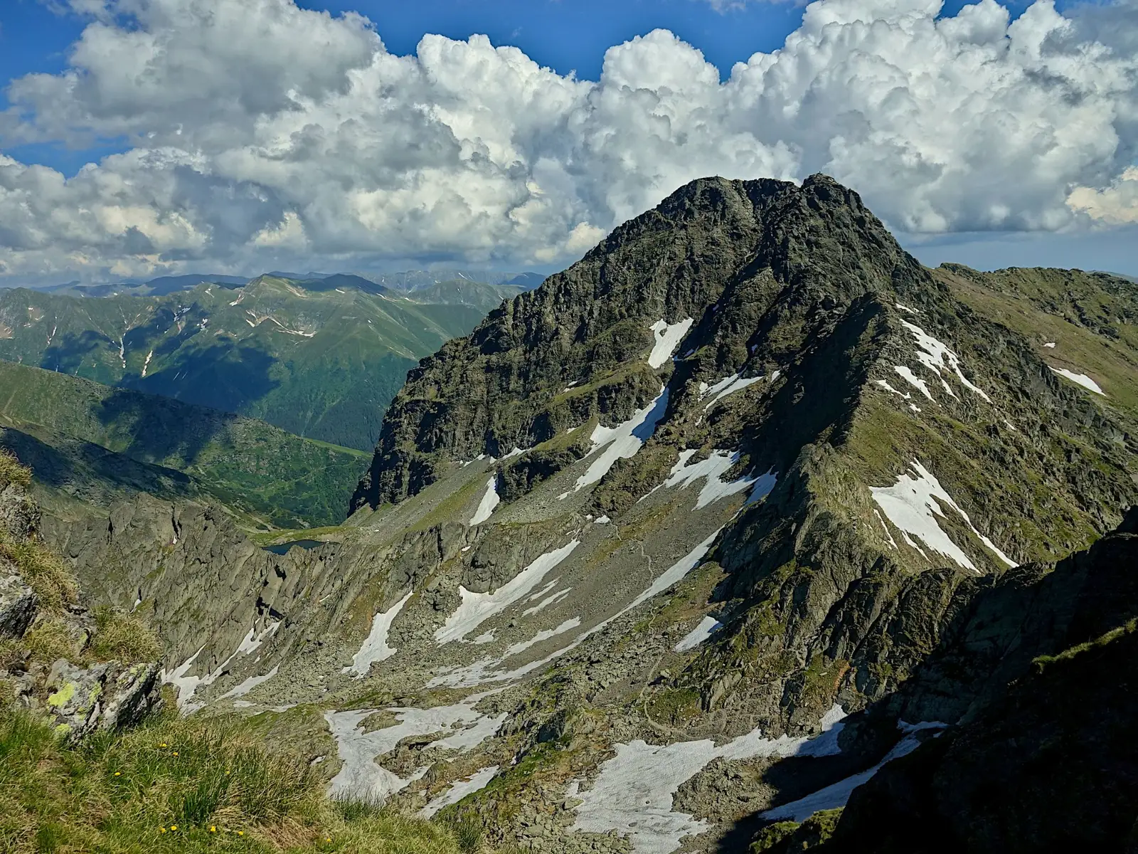 Portița Călțunului si vârfurile gemene Lespezi-Cornul Călțunului, văzute din Strunga Dracului - Marius Munteanu