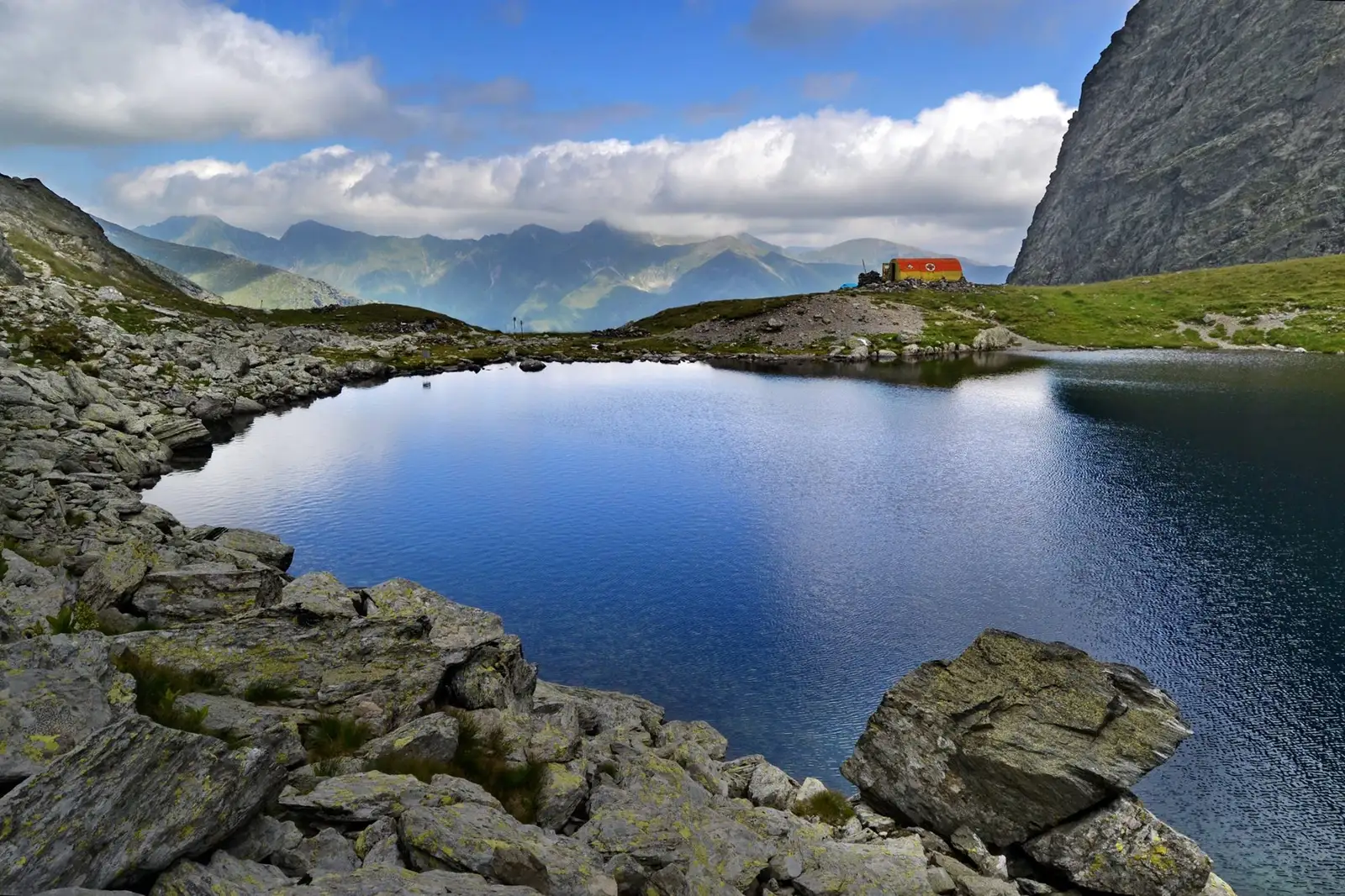  Lacul Călțun si vechiul refugiu Călțun- Morar Daniel