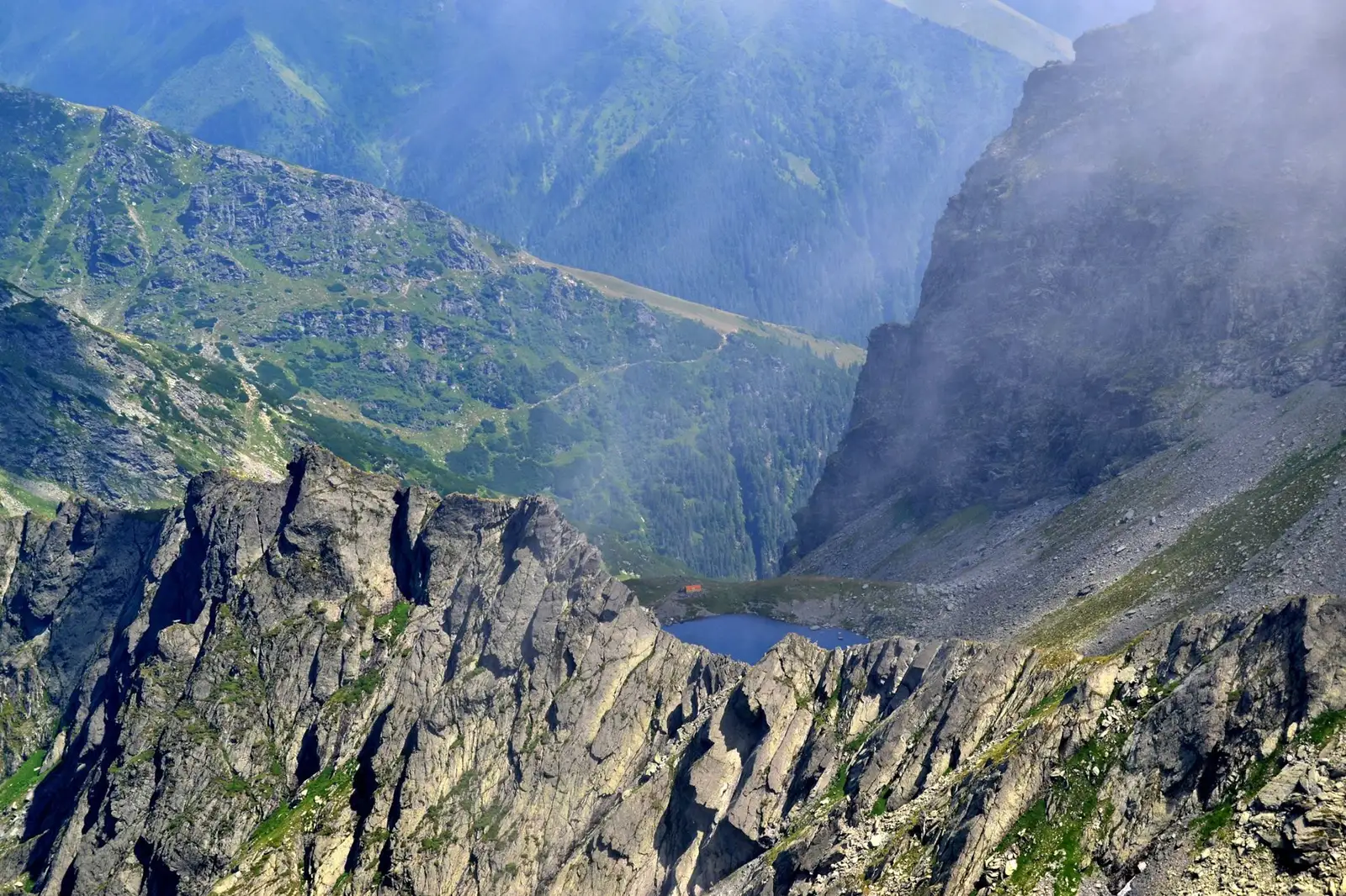  Lacul si vechiul refugiu Caltun, vazute de pe Negoiu - Morar Daniel