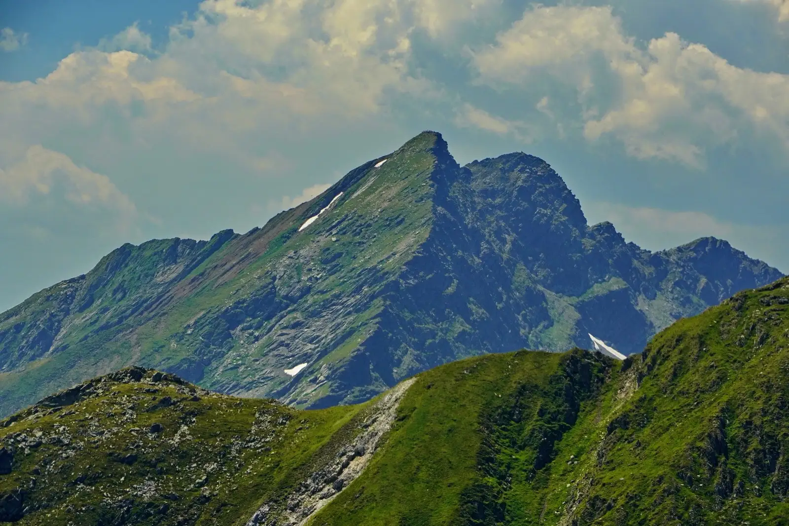  Negoiu-Lespezi-Caltun, cu zoom din șaua de deasupra lacului Capra - Adrian Vintilă