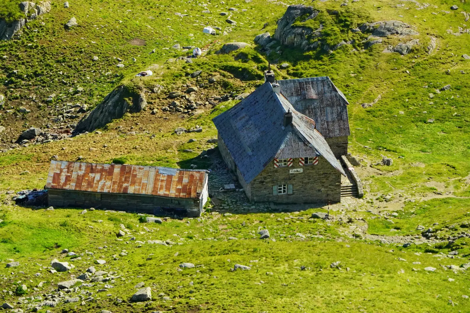 Cabana Podragu, văzută din Șaua dintre Lacuri - Andrian Vintilă