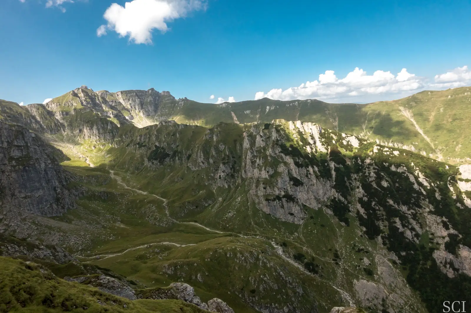  De pe Brâna Caprelor, vedere spre Scara și căldarea superioară Mălăiești - Csaba-Ilie Silvesan