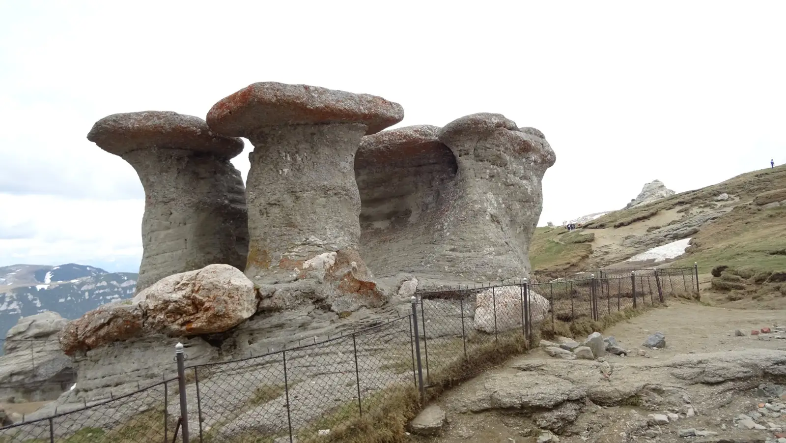  Babele de pe Platoul Bucegilor - Lajos Geczo