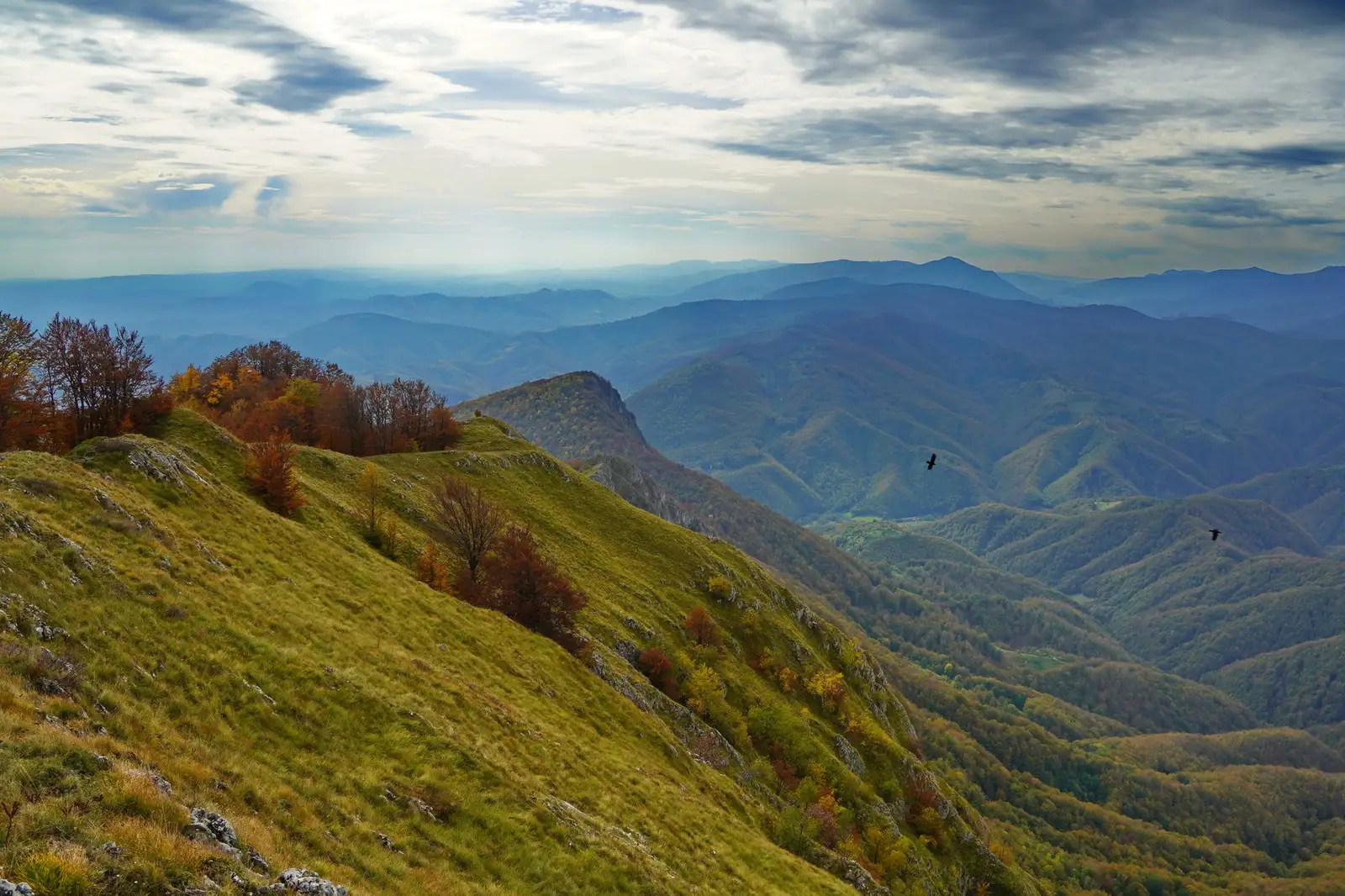Piatra Mică Cloșani, în fundal Vf. lui Stan - Adrian Vintila