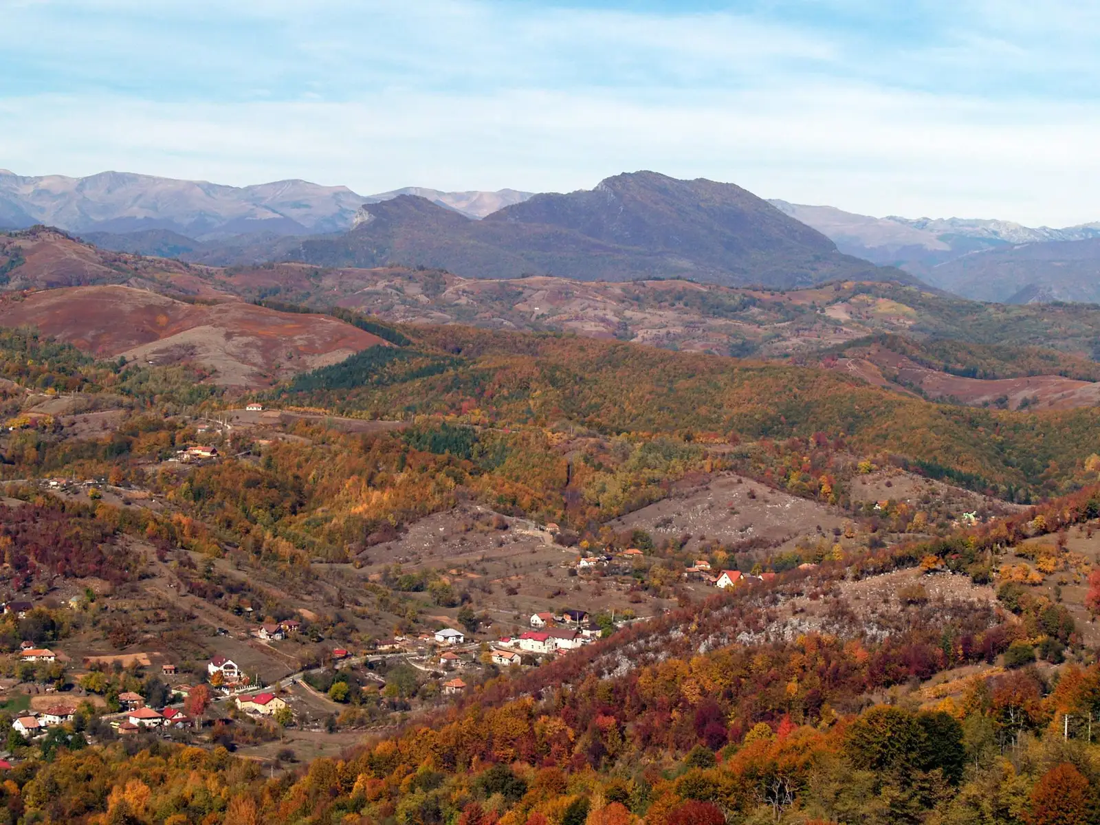 Piatra Cloșani și Godeanu, deasupra satului Pnoarele - Carmen Lucia Doandeși