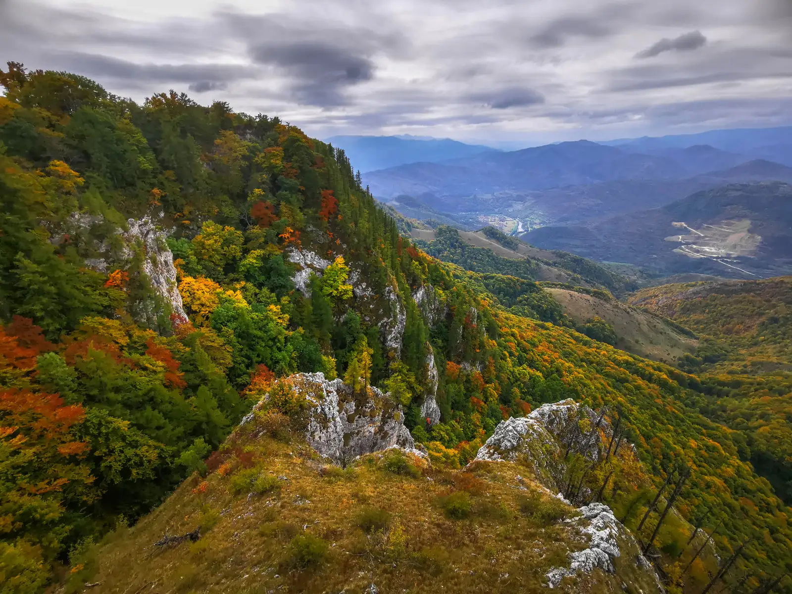  Abruptul nordic al Vf. Ugerului, toamna - Morar Daniel