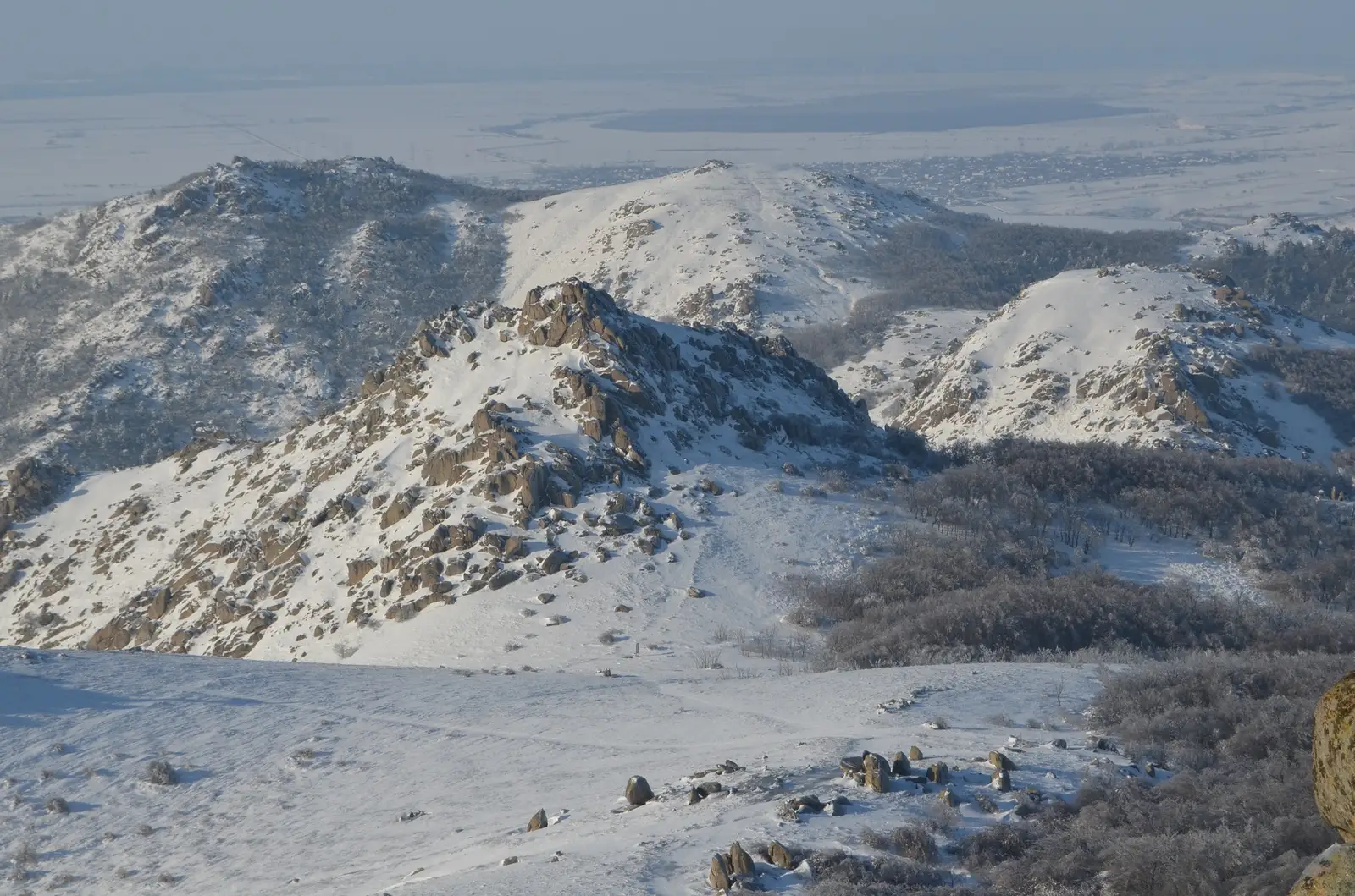  Zoom sectorul nordic din Culmea Pricopanului, orașul Măcin in spate - Andrei Raftopol