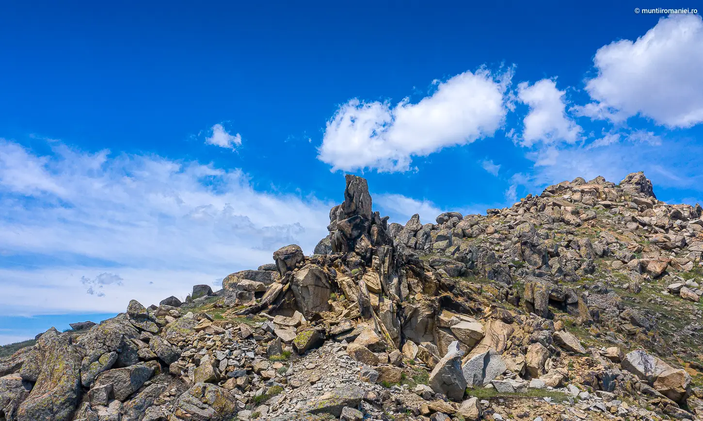  Cadru aerian Sfinxul Dobrogean - Dragoș Asaftei, Zbor peste Muntii Romaniei