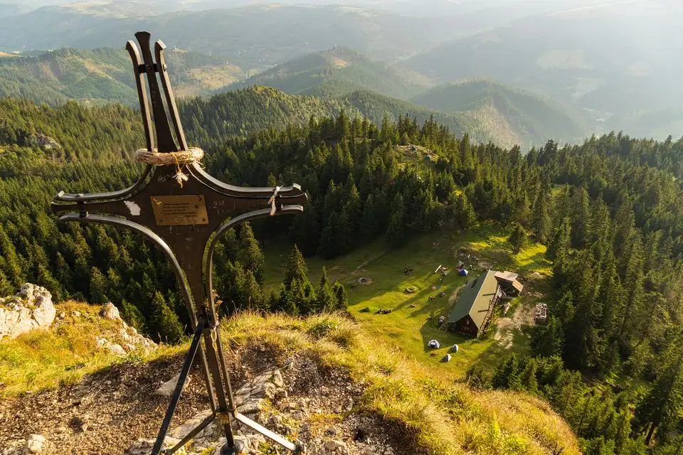 Piatra Singuratică, vedere spre cabană