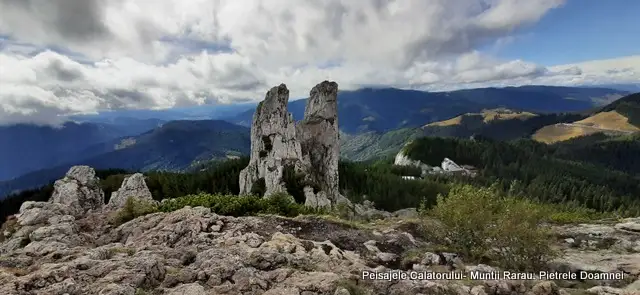 Pietrele Doamnei (punctul de belvedere) si Varful Rarau