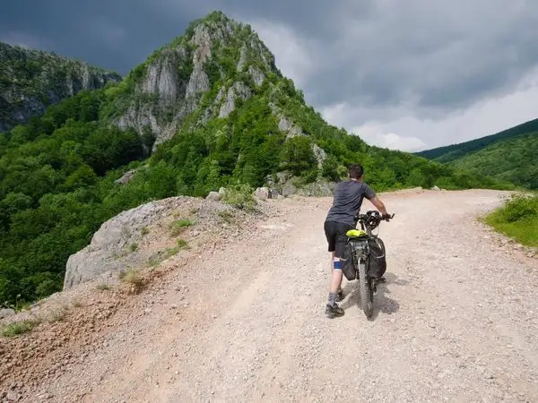 MTB la Izvoarele Cernei și Lacul Valea lui Iovan