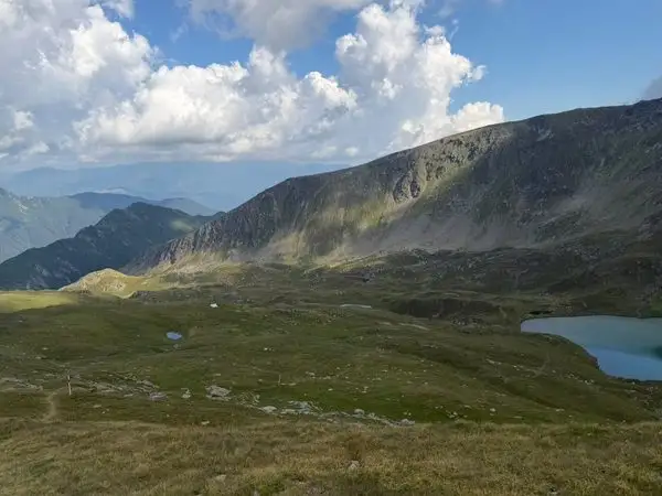 Stâna lui Burnei – Valea Rea – Vf Viștea Mare – Vf Moldoveanu – Vf Roșu – Vf Galbena – Lacul Galbena – Stâna lui Burnei