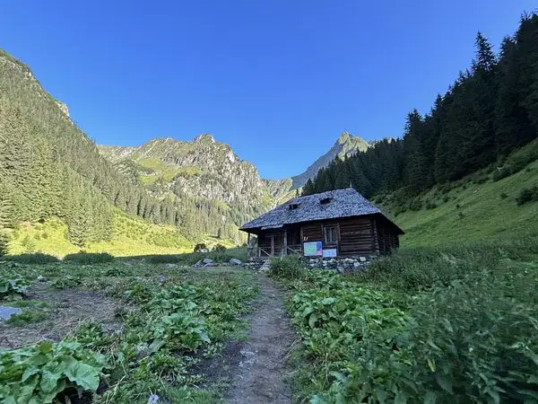 Stâna lui Burnei – Valea Rea – Vf Viștea Mare – Vf Moldoveanu – Vf Roșu – Vf Galbena – Lacul Galbena – Stâna lui Burnei