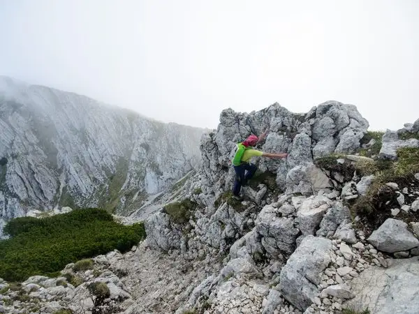 Piatra Craiului: Cabana Curmătura - Vf. Ascuțit - Vf. La Om - Refugiul Grind - La Table - Cabana Curmătura