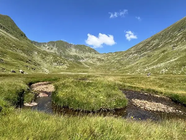 Stâna lui Burnei – Valea Rea – Vf Viștea Mare – Vf Moldoveanu – Vf Roșu – Vf Galbena – Lacul Galbena – Stâna lui Burnei