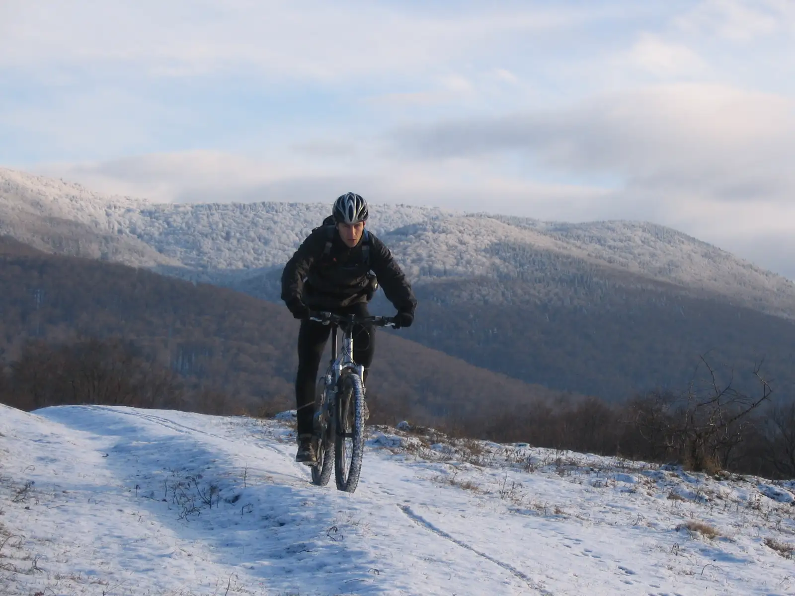 Lacul Gozna - cantonul forestier Poiana Bichi -  peştera Comarnic - poiana Beţii - lacul Gozna