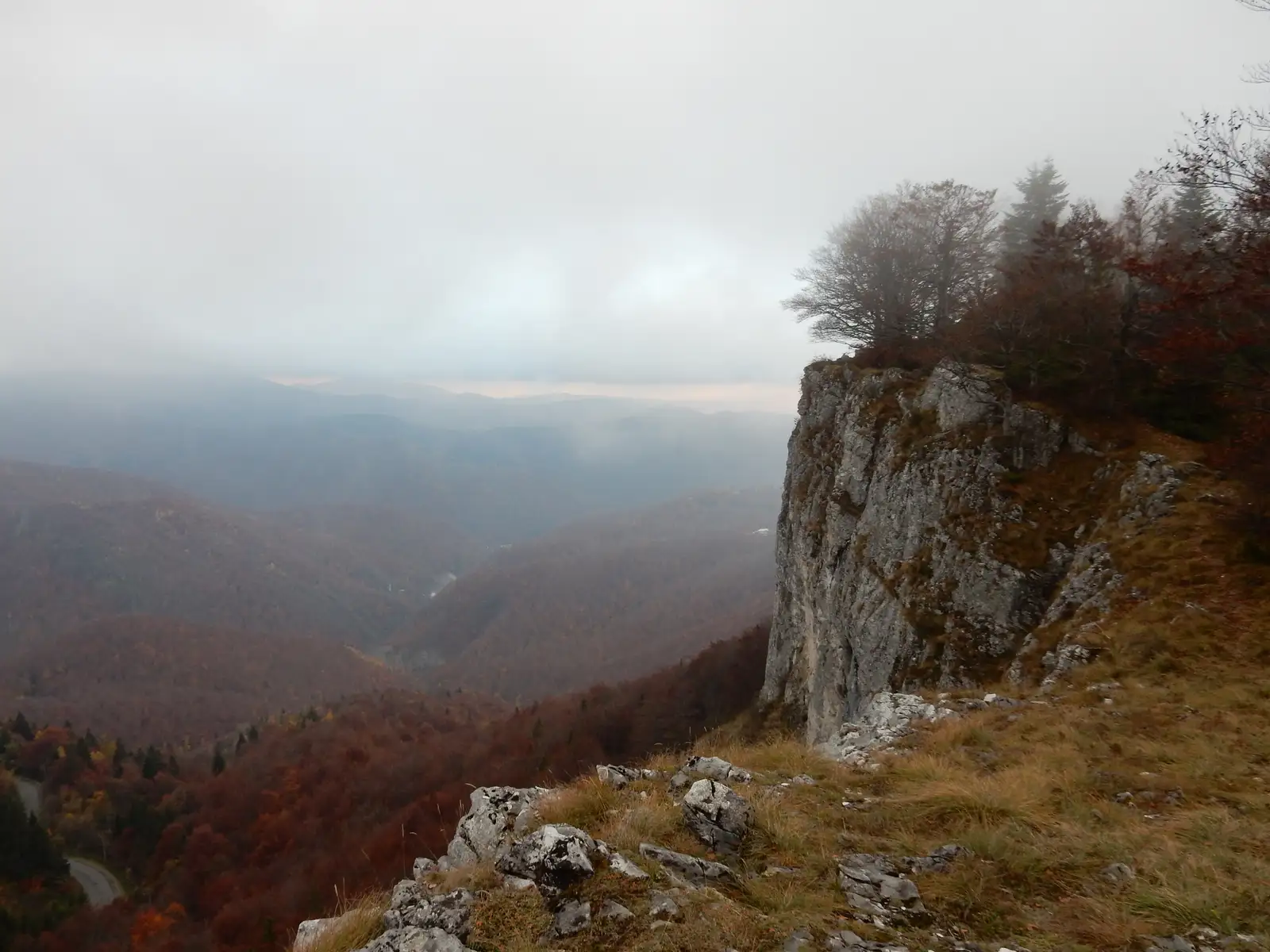 sub Şaua Vârtop - Pietrele Negre - DN75