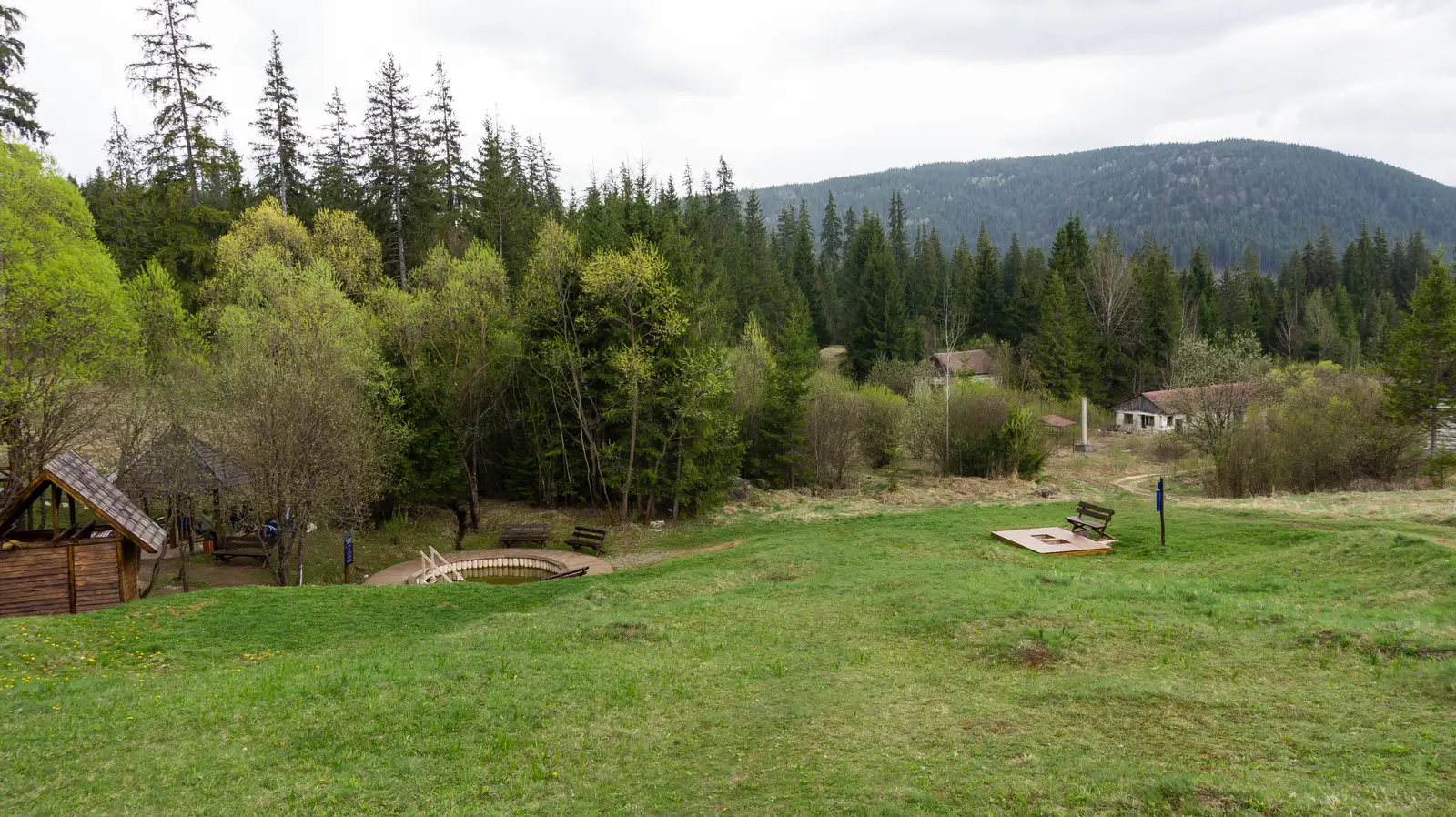 oraş Borsec - Cetatea Bufniţelor - traseul CA lângă terenul de sport